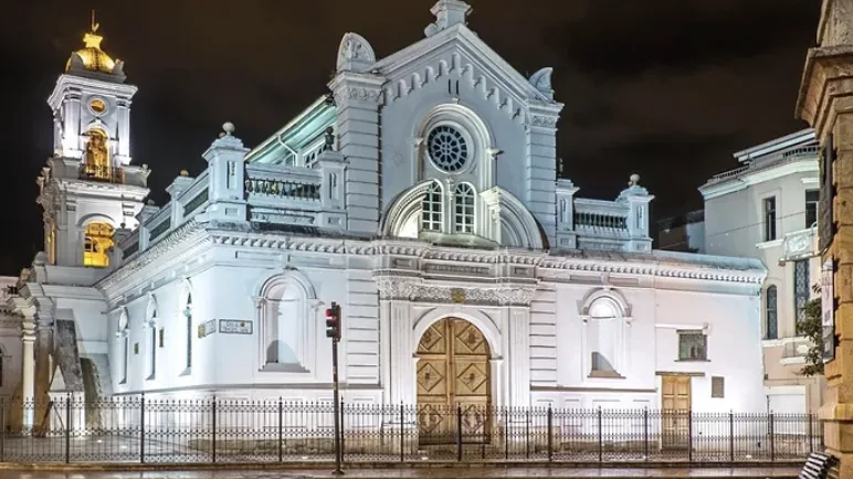 Junto a la Catedral Vieja